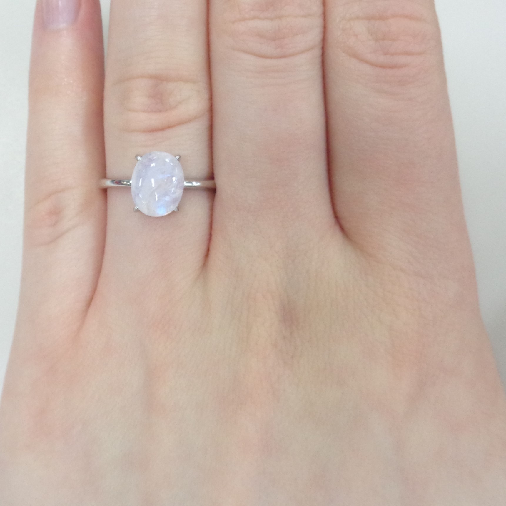 Серебряное кольцо с лунным камнем